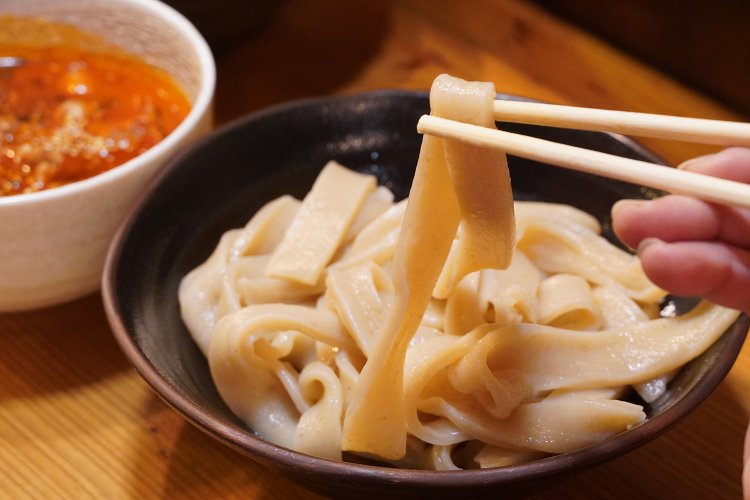 うどんのおいしさと辛みの汁が絶妙なコンビネーションな肉辛汁。