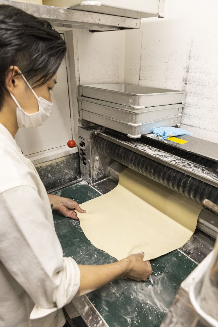 毎日店で作る麺は、加水の妙でのびやかな食感に。梅豚みぞれうどん900円など、かけで食べても抜群にうまい麺。