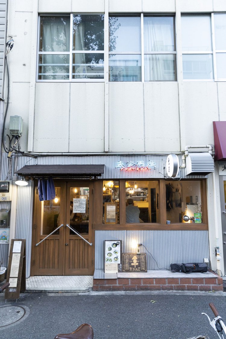 夜はおでんなどを扱ううどん酒場として営業。