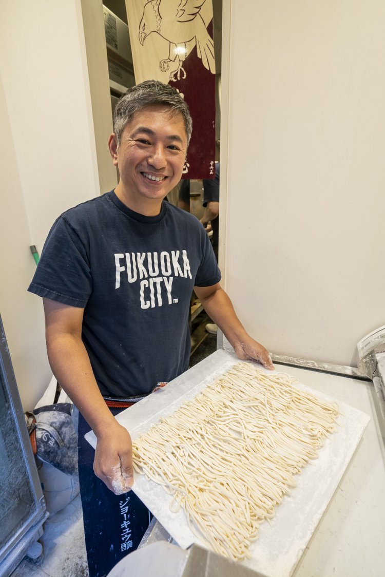 橋田さんほかスタッフは、みんな博多出身か博多在住経験者。「カエシには博多のジョーキュウ醤油を使用。ごぼ天は衣がふやけないよう、あえて別盛りにしています」。