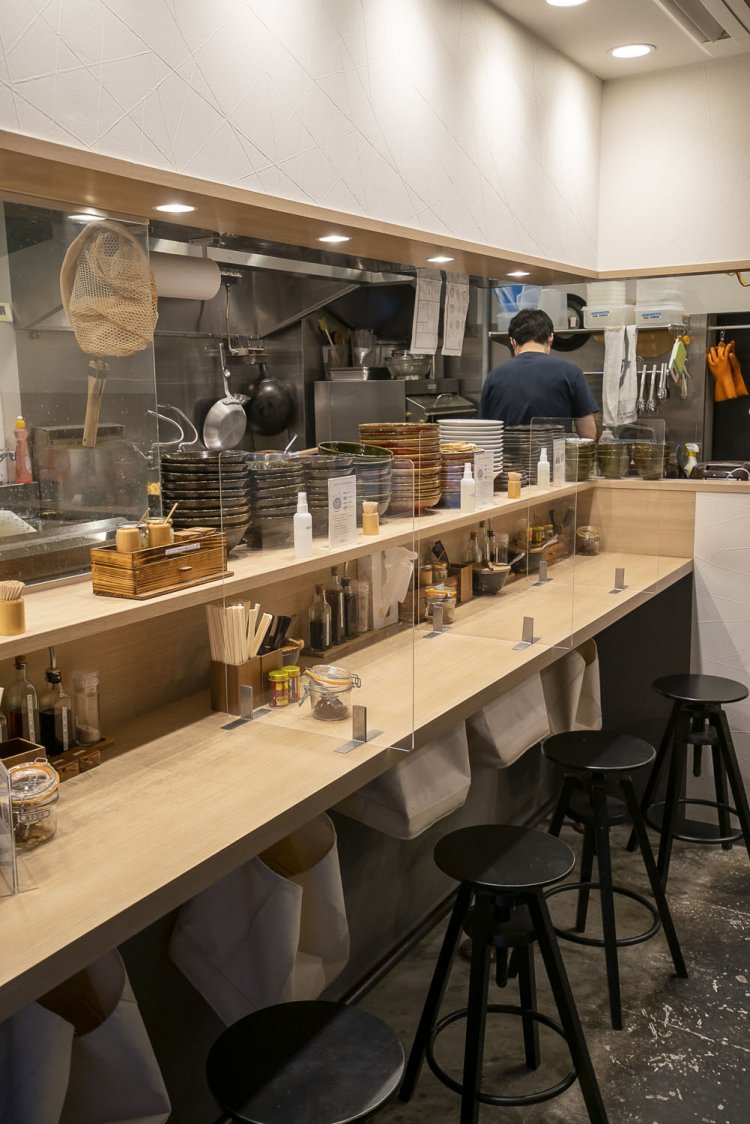 カウンターで全13席。手前には製麺室があり、毎朝麺打ち。