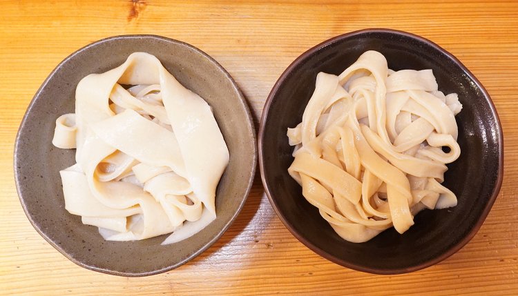 右が極太麺、左がひもかわ。