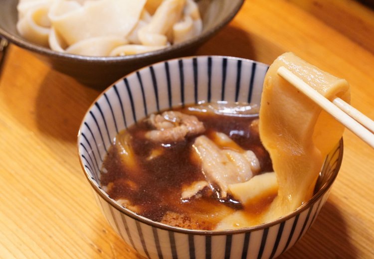 肉汁並盛。ひもかわは少量しかできないため、極太麺と合盛りになる。