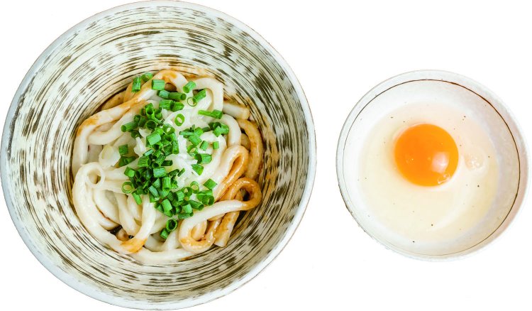 三重 伊勢うどん。麺は1cm前後と太く、もちもちでコシが弱い。水で締めず熱々で出すのが基本。たまり醤油をベースにみりんやかつお出汁を合わせたコクのあるたれを絡めて食す。