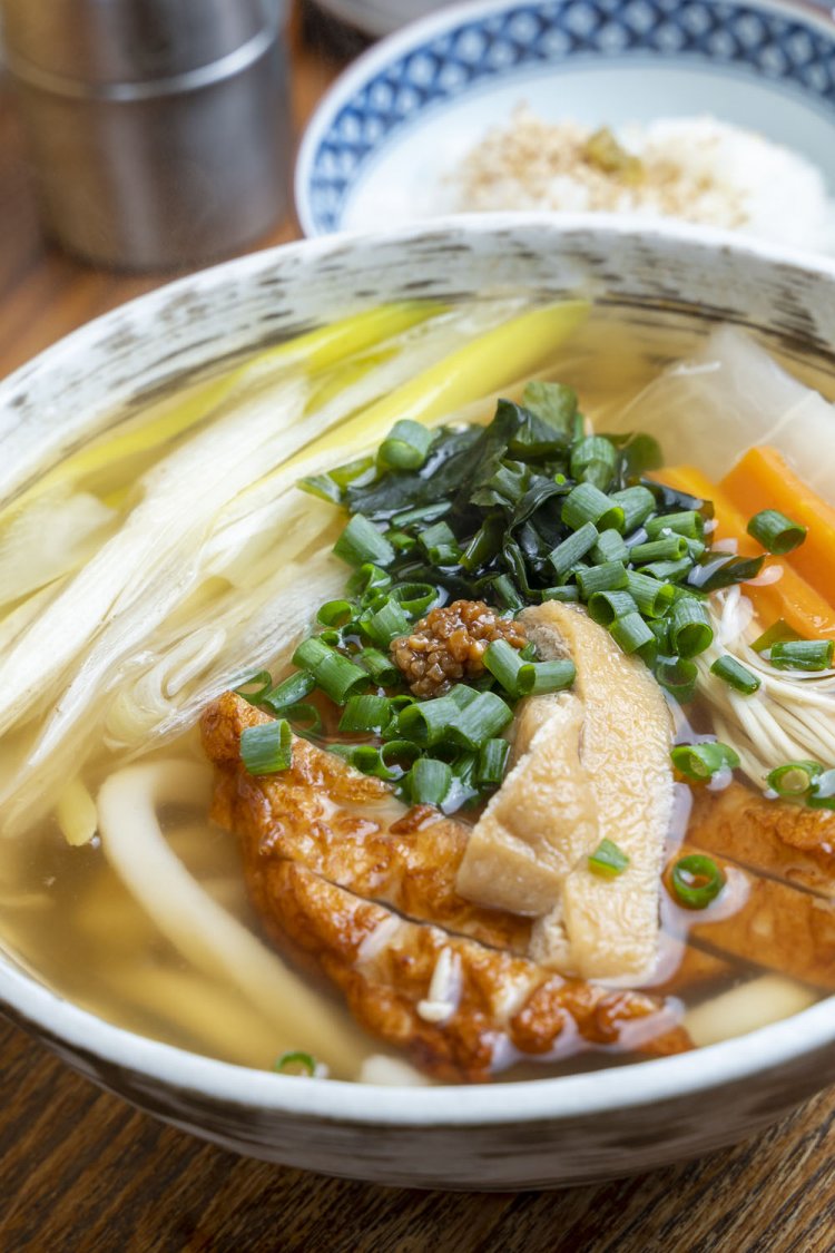 野菜が彩る、いかさつまおうどん780円。かけうどんは締めにご飯を入れておじやに。