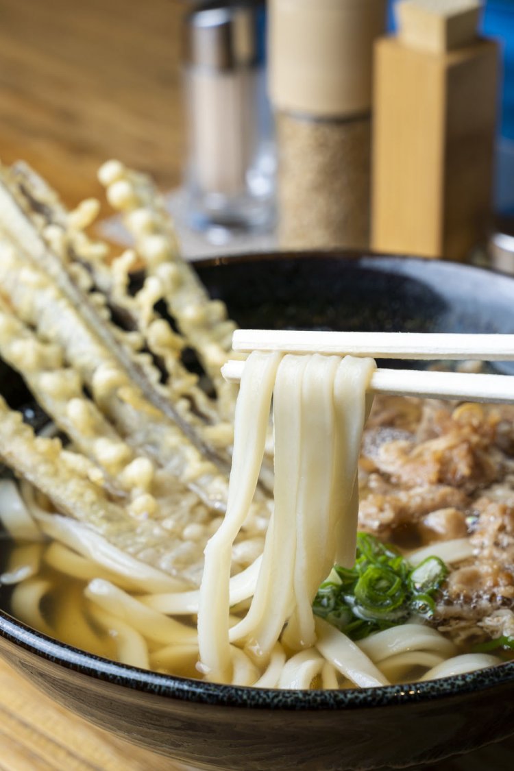 開業時は30分、今でも13分近く茹でる『筑後うどん まがり』のうどん。茹で攻めることで伸びやかな食感に。牛肉の甘みの染み出たつゆが味わい深い。