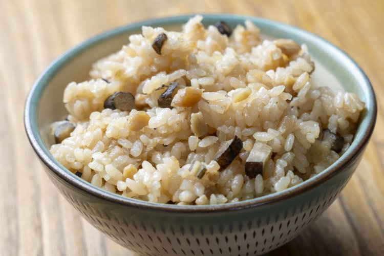 うどんのつゆで炊いた、かしわめし220円。