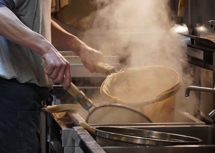 常に湯気が上がる厨房。