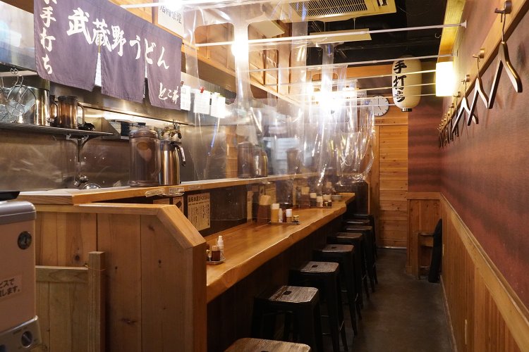 カウンター席のみの店内。