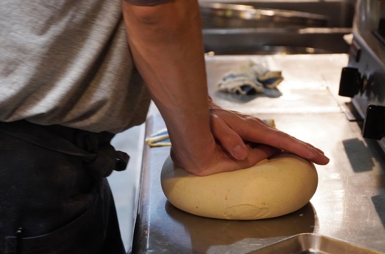 次の日のための仕込み。一日寝かせてから提供する。