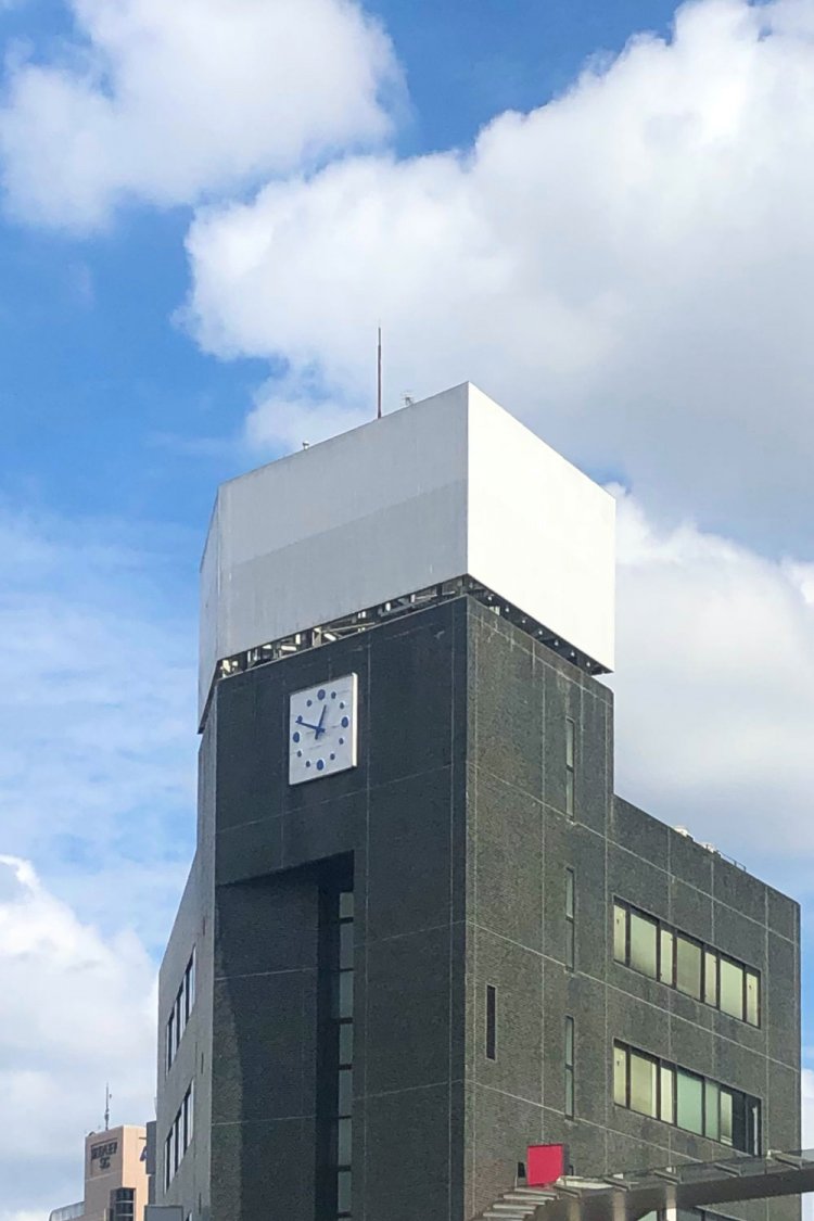 Cubic cloud on the rooftop《屋根の上の四角い雲》