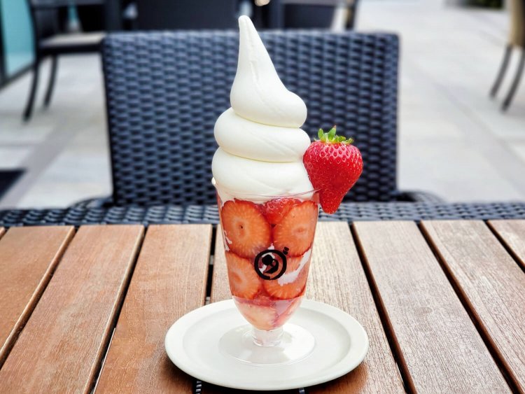 季節限定 ぞっこん苺ソフト1848円。