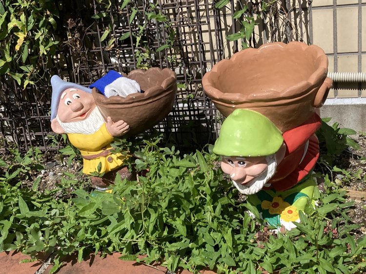 植木鉢を背負うこびと。中は空だったが、ここに草花が載るとさぞかし重いだろう。（馬込沢）