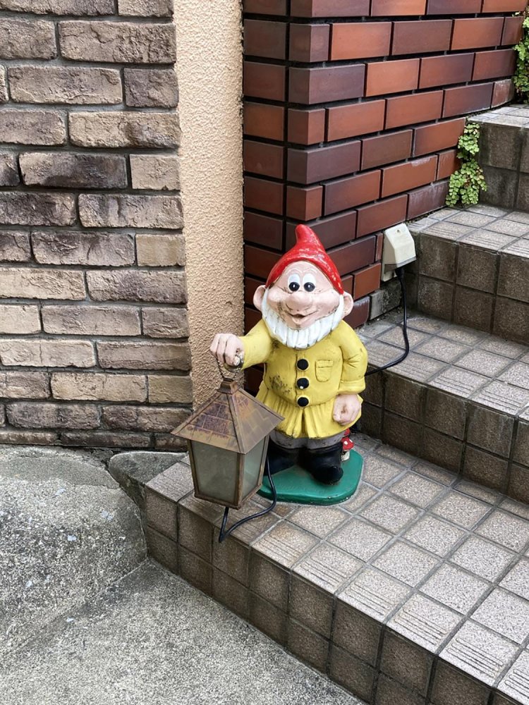 玄関の入り口でランタンを掲げ、客を出迎えている。（護国寺）