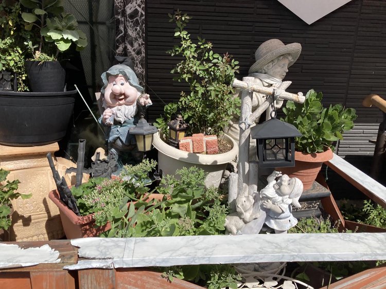 ランタンを持つこびともいるが、色々な要素が含まれる光景。（馬込沢）