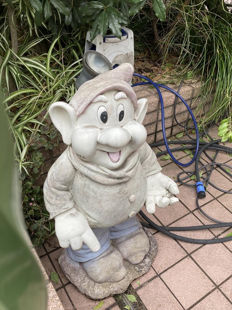 専門学校の入り口に置かれたこびと。ここで何年魔法にかけられているのだろうか。（高田馬場）