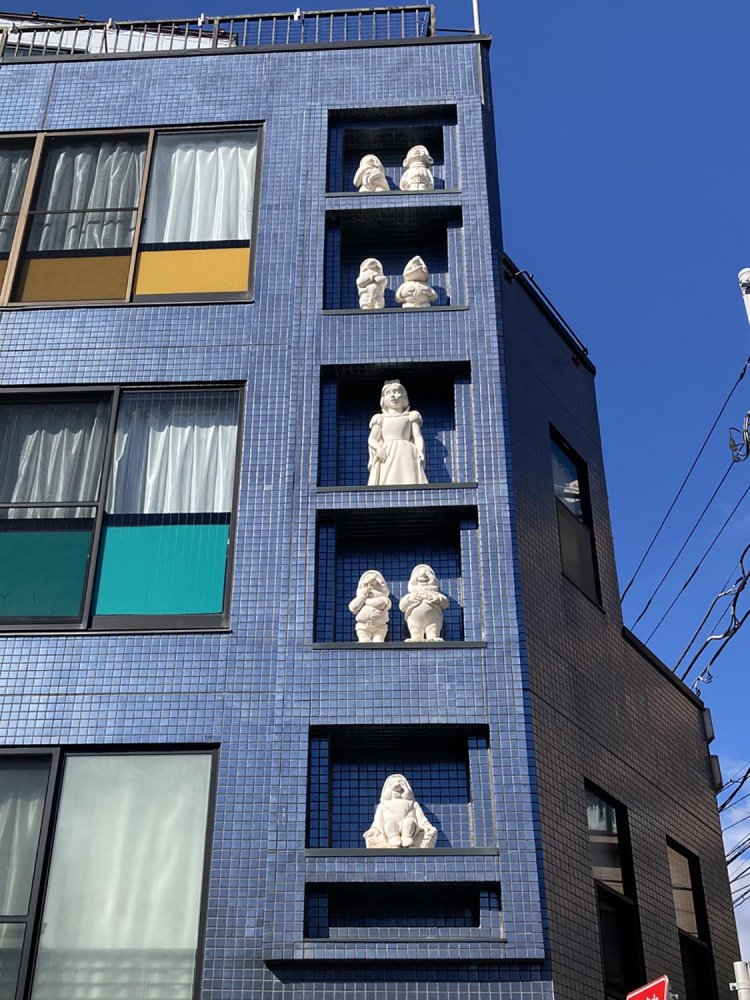 こちらは白雪姫を中心とした、まさにディズニーの世界。庭の置物というより彫像である。（千歳烏山）