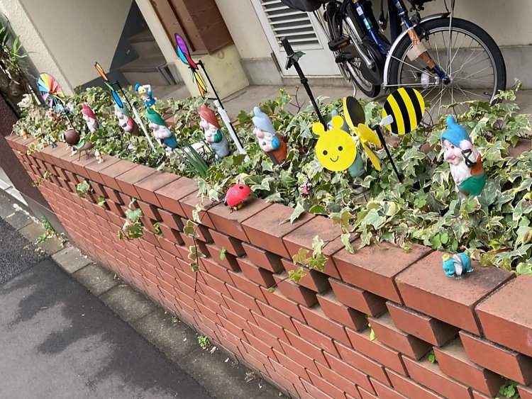 横長の花壇に7人のこびとが等間隔で並んでいる。