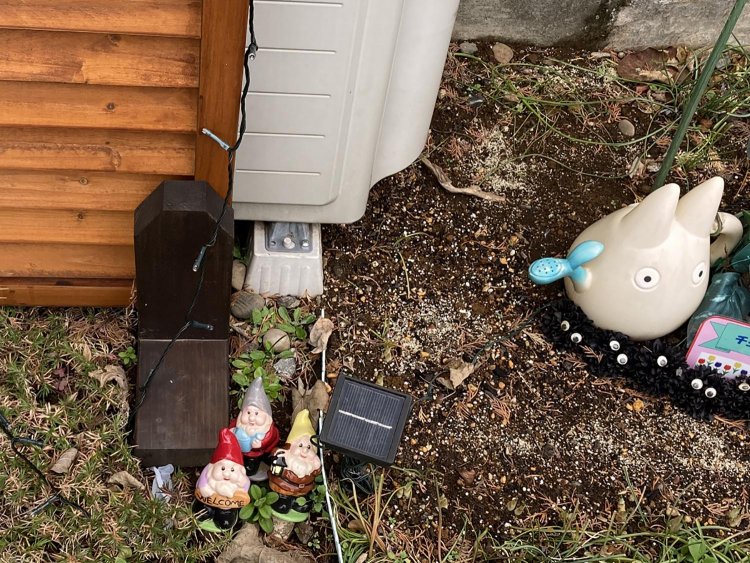 足元に本当に小さなこびと達が設置されているので、かがまないとメッセージが読み取れない。（高田馬場）