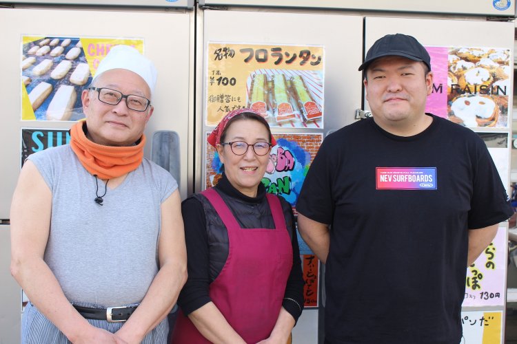 左が秀さん。現在は夫婦と息子さんの3人で店を営む。