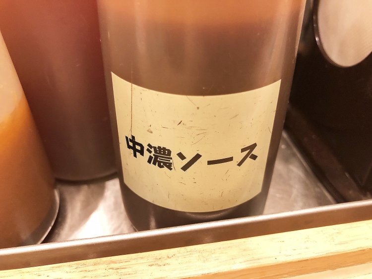 とあるトンカツ屋の卓上ソース。ボトルがそっけなさすぎて、中身手作りかな？と期待させますね。