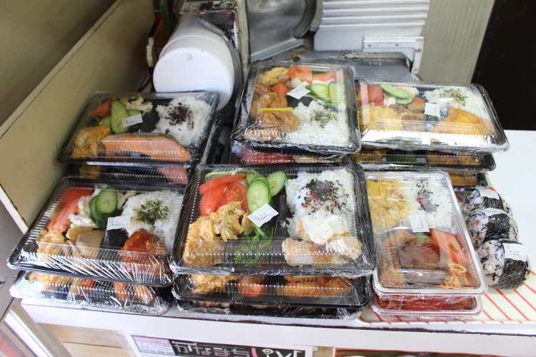 店内では弁当も販売。ぎっしりでお安い。