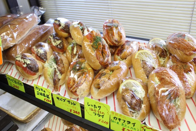 棚はパンでギューギューです。