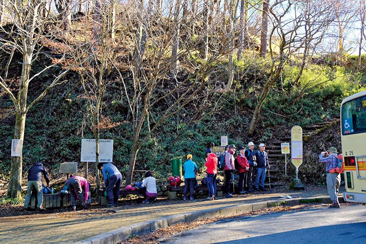 ヤビツ峠のバス停。ここは大山のほか、三ノ塔、烏尾山、塔ノ岳方面の表尾根縦走コースの起点。