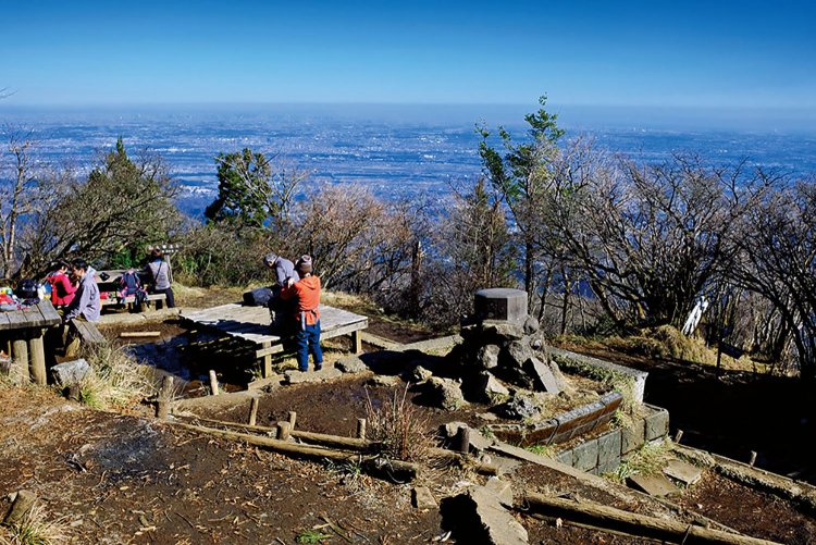 大山山頂。南東方面の展望。富士山より相模湾の眺望がいい。