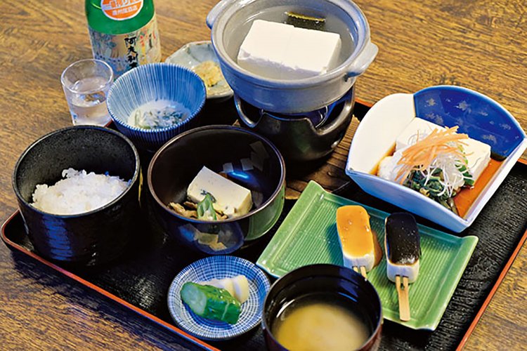 お豆腐コース1870円。夕食も事前に予約をすれば対応してもらえる。