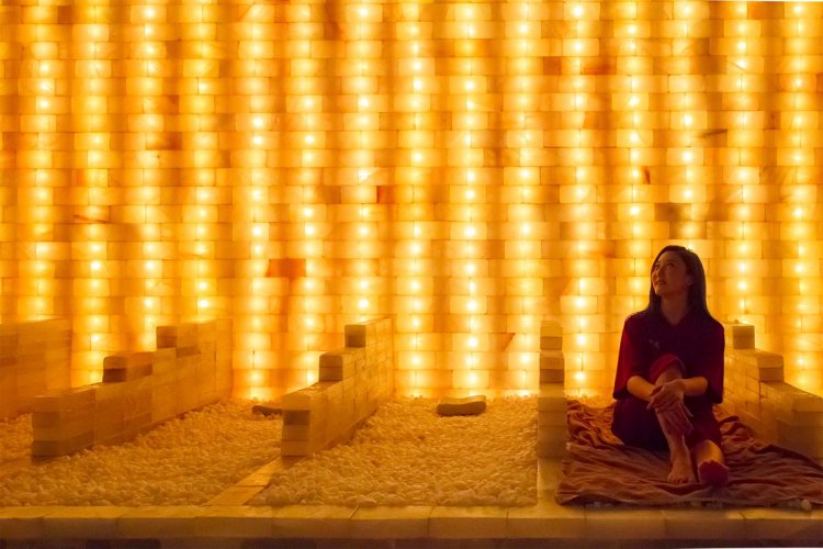 七色の光によって癒やしが得られるというアロマ岩盤浴房。