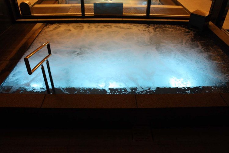 泡の湯は湯船の底から出る細かな気泡がたまらない。