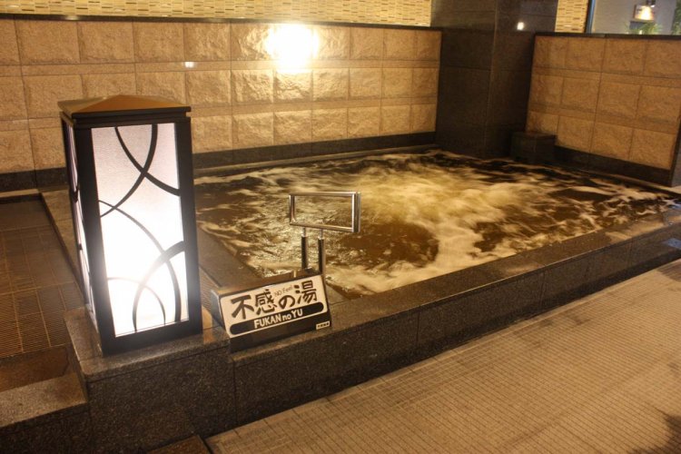 温泉が注がれる不惑の湯。温度が高くないため、ずーっと入っていられそう。