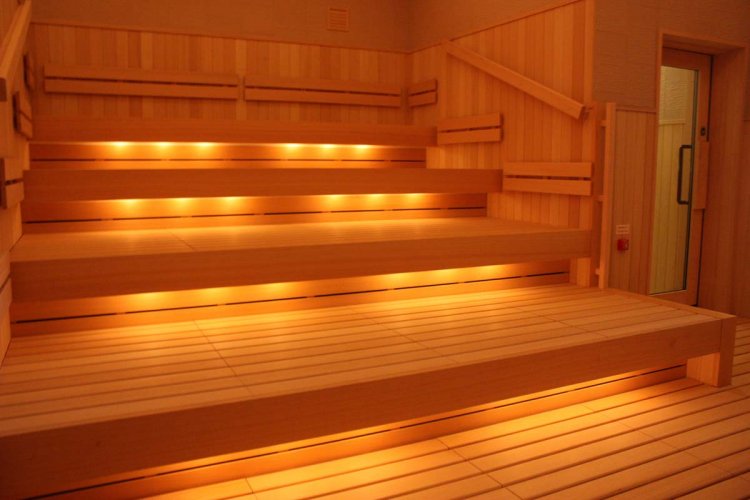 広々としたオートロウリュウ黄土サウナ。オートロウリュウは毎時00分に開始。