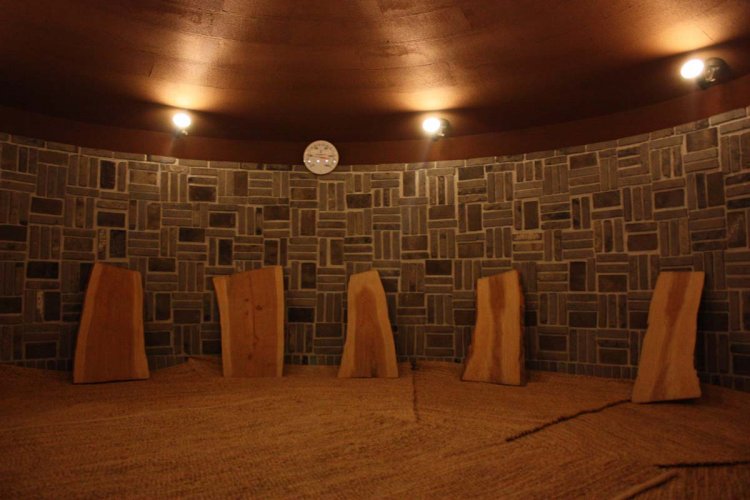 韓国600年の歴史がある汗蒸幕（はんじゅんまく）。発生する遠赤外線によって体の芯まで温まり、短時間で汗がかける。