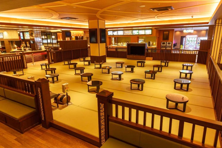 くつろぎの間は畳のフリースペースには、大画面のテレビも設置している。