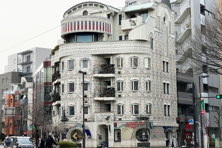 早稲田大学の正門からのびる早大通りに、異空間のような一角。