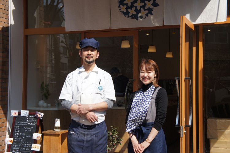 代表の石川希さん（右）と製造室長の中川喜博さん（左）。