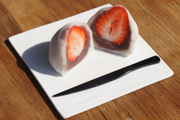 街角でイチゴ大福を堪能！