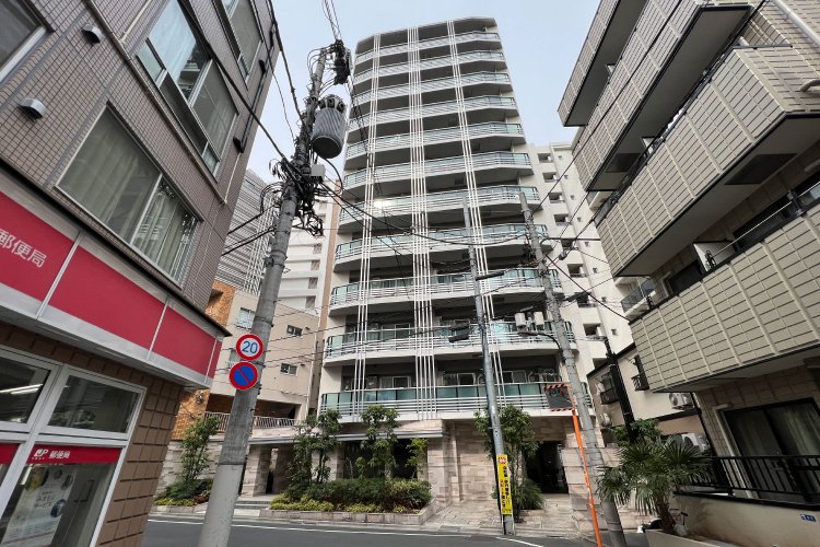 「天然石を使ったエントランスホールを入ると、椅子や本棚を備えた、ライブラリーのような雰囲気の共用ホールが続きます」と石川さん。