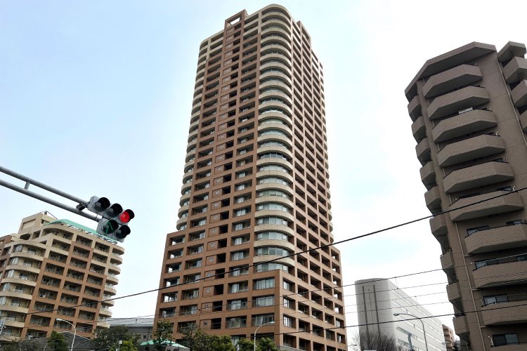 「アス西早稲田一街区パークタワー」は24時間有人管理でコンシェルジュサービスがある。屋上には都市の景観を一望する庭園も。