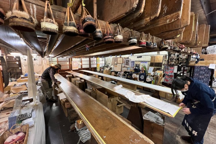 かつて職人が作業した工房が博物館に。柄のデザインから染色、さらに着物の販売、メンテナンスまで一貫する。