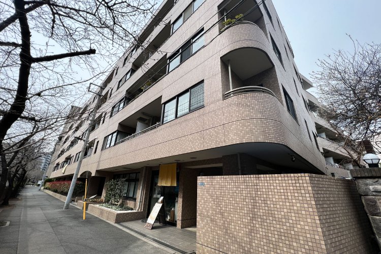 着物の染紋を彷彿とさせる外壁タイルと、丸みを帯びたアール状のデザインも優雅な「エドコモン西早稲田」。神田川のせせらぎが聴こえてきそう。