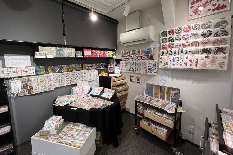 カラフルでバリエーション豊かな紙の数々は、染め物の精神を受け継いでいるようにも感じられる。