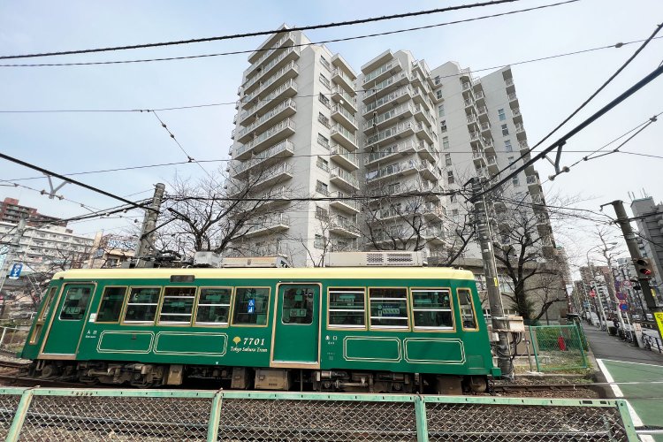 「ニューライフ西早稲田」は、都電ファンならずともワクワクするような立地。