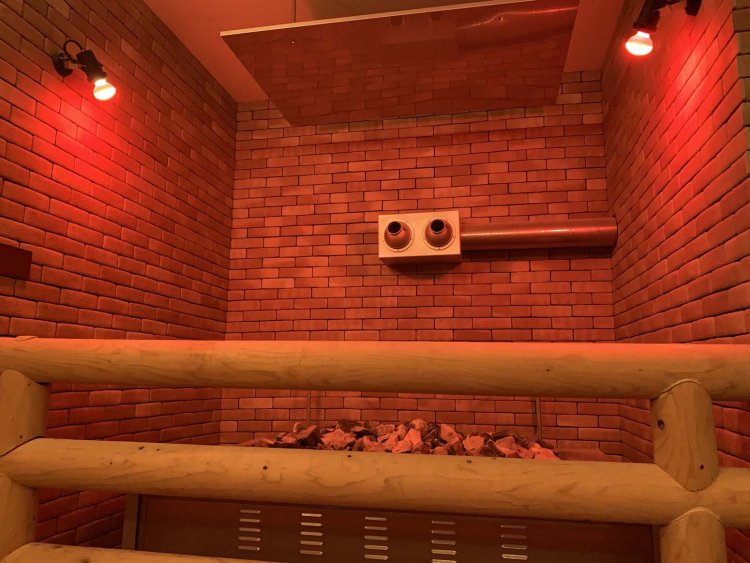 浴室の熱風オートロウリュサウナ。サウナストーンに水がかかり熱波が起きると、ファンが起動し熱風が室内に充満する。