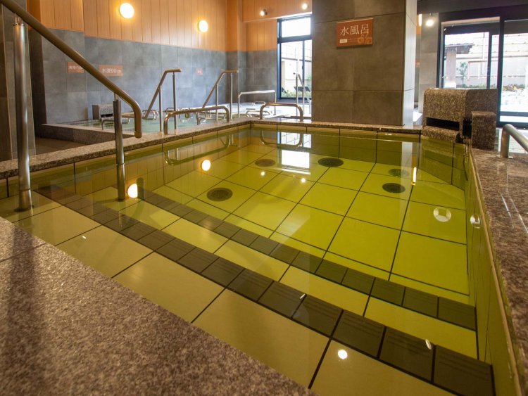 冷水風呂の水温は14～16℃とかなり低い。