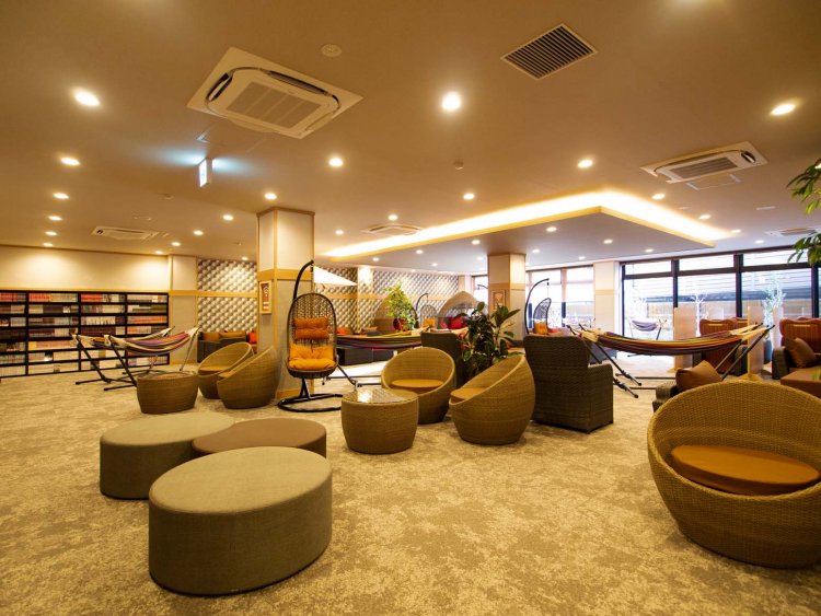 待ち合わせや休憩は1階にある「ゆったり広場」で。リクライニングチェアで仮眠もできる。