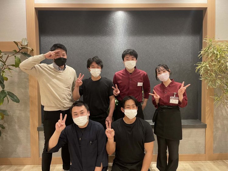 キャッチフレーズは「源泉かけ流しの湯で心と身体に明日への活力を」。若いスタッフが元気よく迎えてくれる。