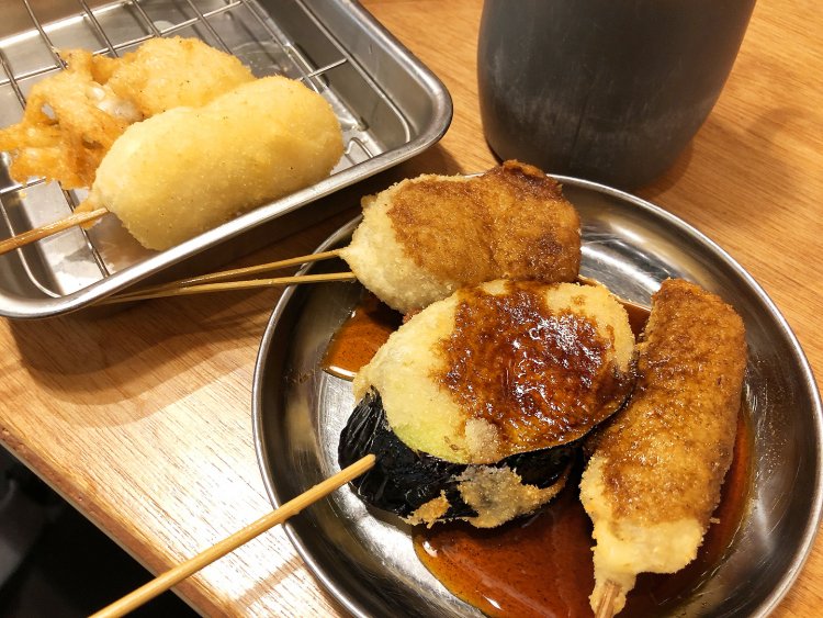 以前はバットにドボッで「二度漬け禁止」が定番でしたが、コロナ後はチューブタイプになって味気ないです。